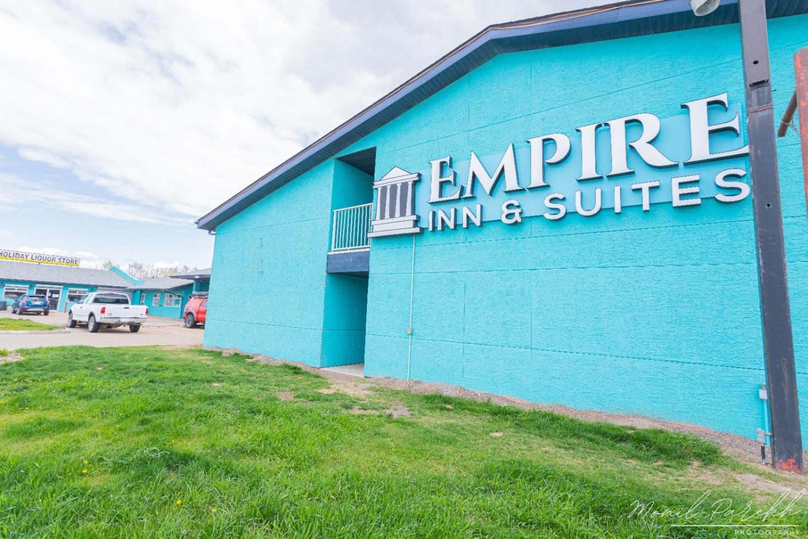 Empire Inn & Suites Penhold Exterior foto